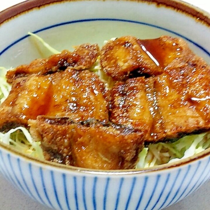 いわしの蒲焼丼キャベツ乗せ